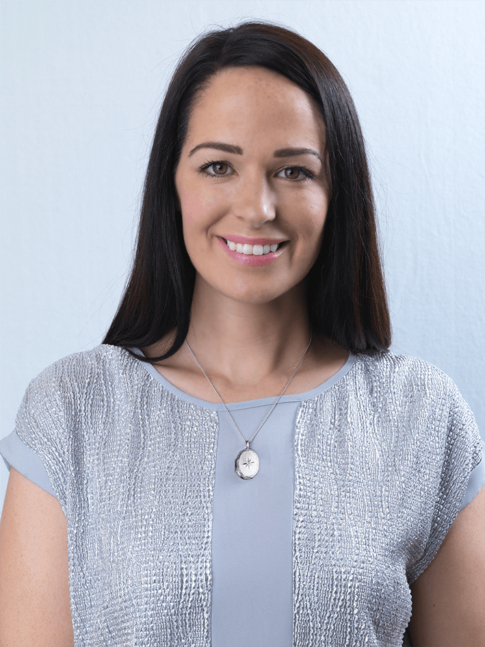 Large oval 9 ct white gold locket star set with a diamond and with an engraved border, on a 9 ct white gold curb chain