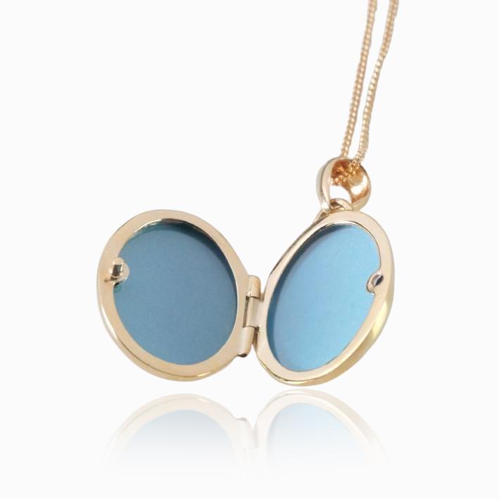 An open 9 ct gold polished oval locket on a 9 ct gold chain