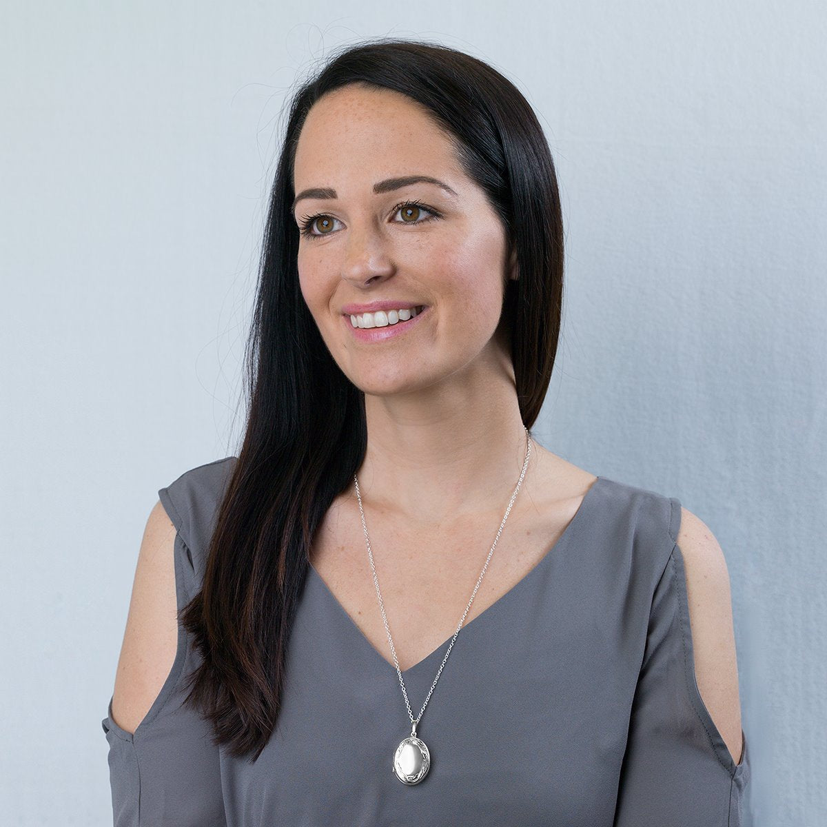 Product title: Hand Engraved Oval Foliate Border Locket 26 mm, product type: Locket